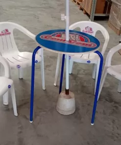 Juego de mesa y 4 sillas com-com con sombrilla y base / Usado