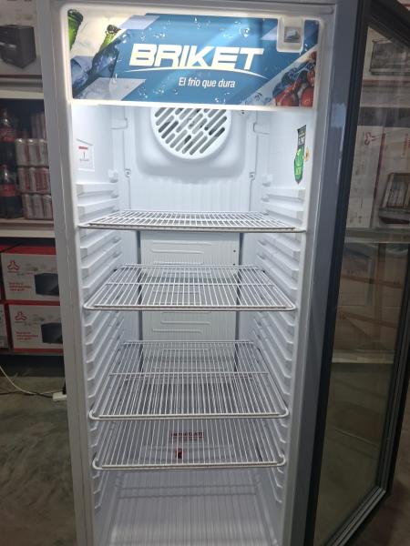 Alternative view of Exhibidora Vertical BRIKET Master 3000 293 L Refrigeración por aire forzado / Usado
